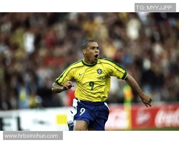 足球星二代与普通球员子女拍照风格大不同 展现独特魅力与家庭背景 足球星二代与普通球员子女拍照风格大不同 展现独特魅力与家庭背景